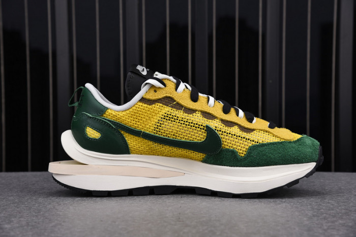 nike vaporwaffle sacai tour yellow stadium green - cv1363-700