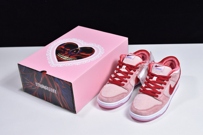 strangelove x nike sb dunk low sb ct2552-800
