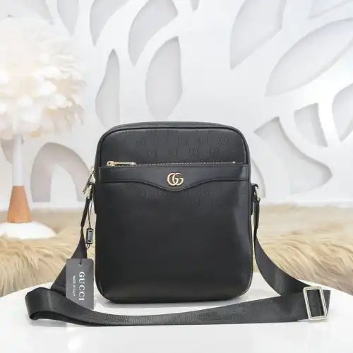 G*u*i s bags 2110yz0022