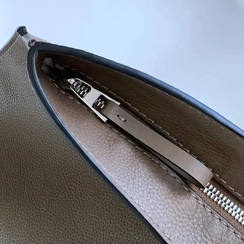 L0ew* bags 2404ya0095