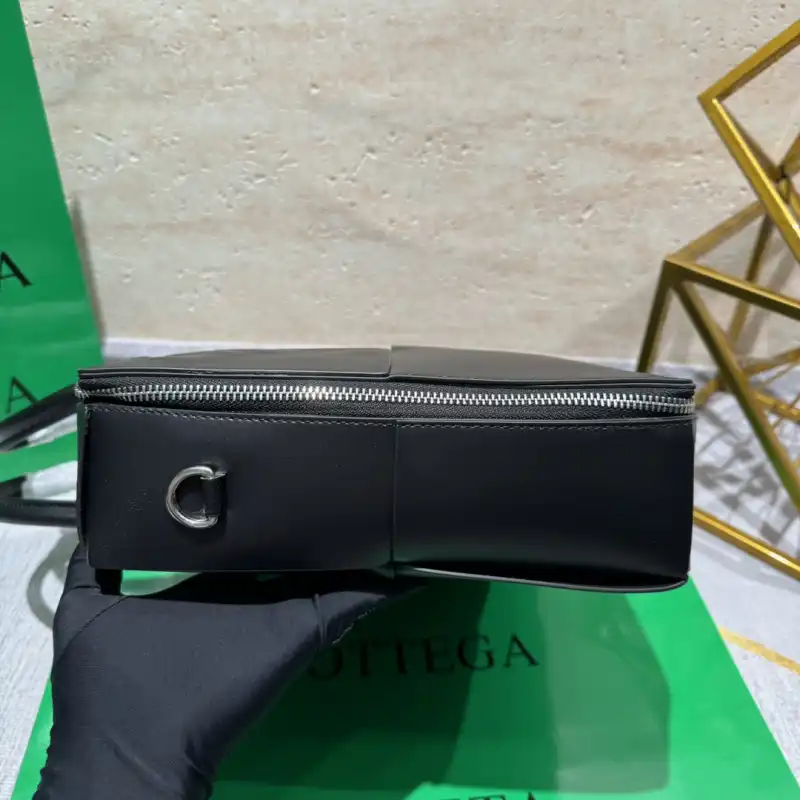 b0tt*ga Ven*ta bags 2406ya0020