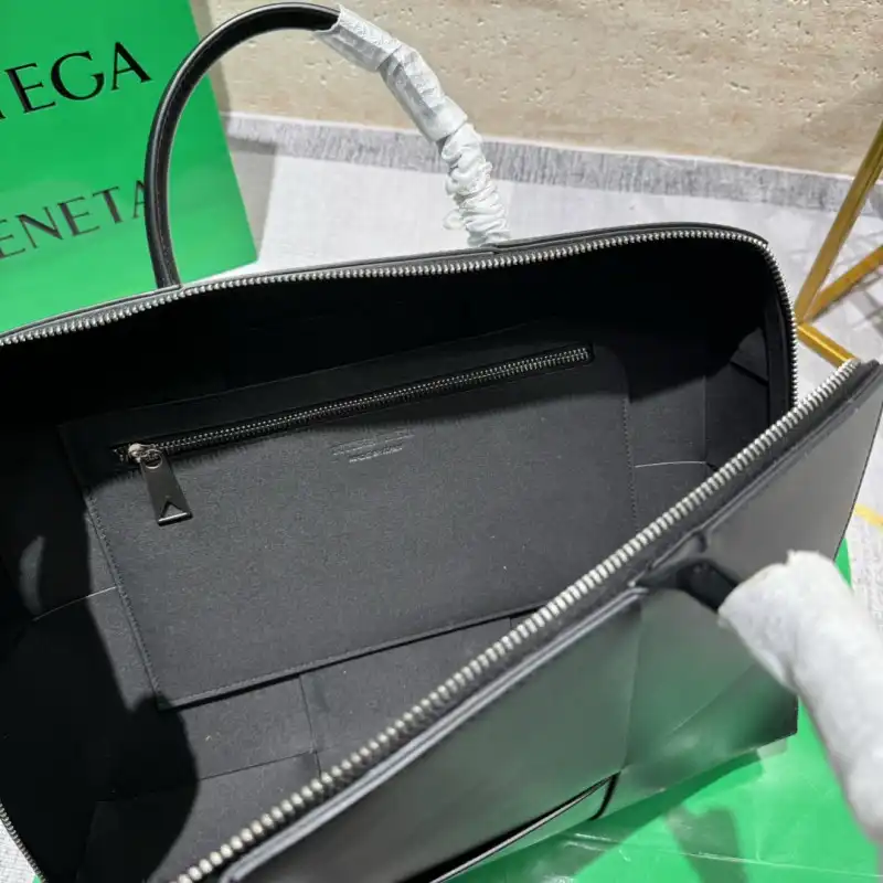 b0tt*ga Ven*ta bags 2406ya0020