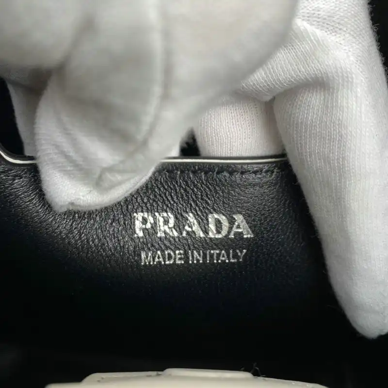 Pra*a bags 2012sh0024